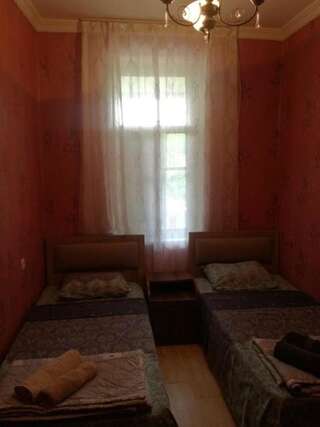 Гостевой дом Natalia Местиа Стандартный двухместный номер с 2 отдельными кроватями и общей ванной комнатой-5