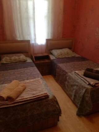 Гостевой дом Natalia Местиа Стандартный двухместный номер с 2 отдельными кроватями и общей ванной комнатой-6